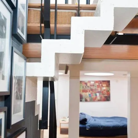 Architect-designed And Central! 아파트 *